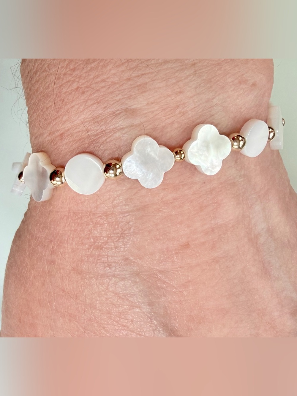 Mother-of-pearl Bracelet.Four leaf clover,round flat shells,gold filled beads.8”